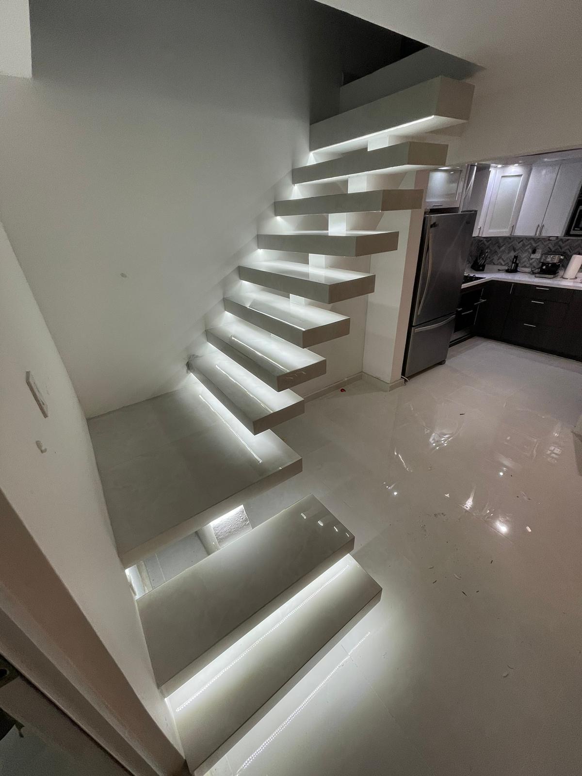 Escalera interior iluminada junto a cocina