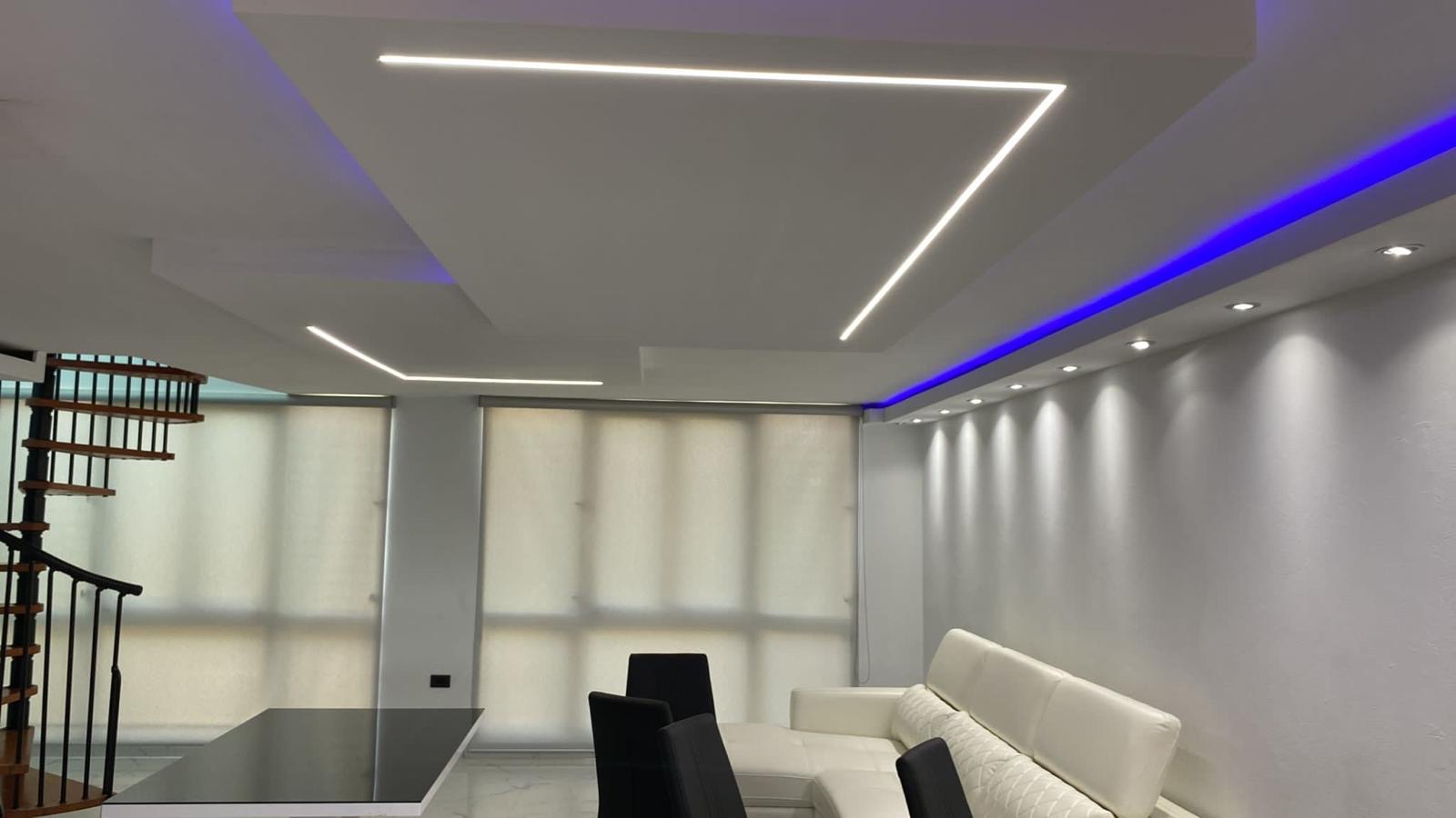 Interior residencial terminado con iluminación lineal