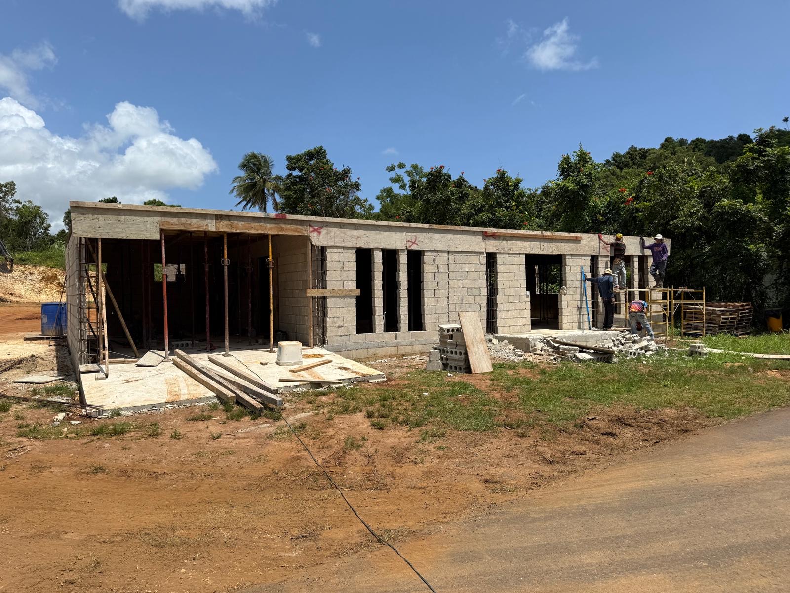 Equipo trabajando en una construcción residencial