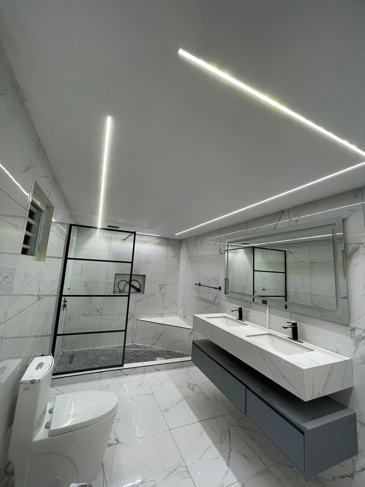 Baño remodelado con doble lavamanos