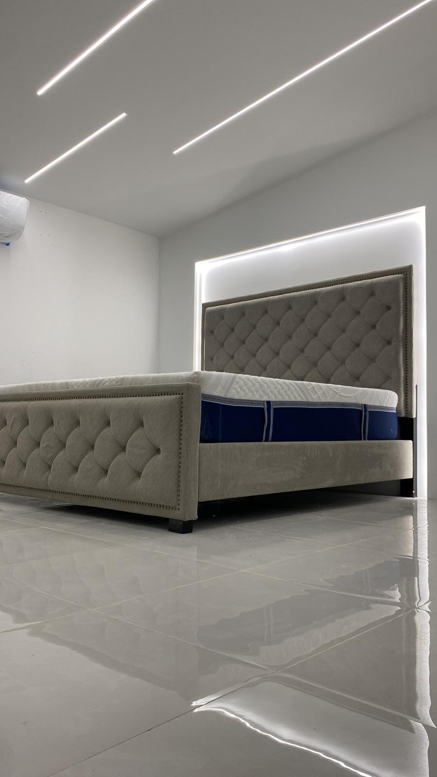 Habitación terminada con iluminación geométrica